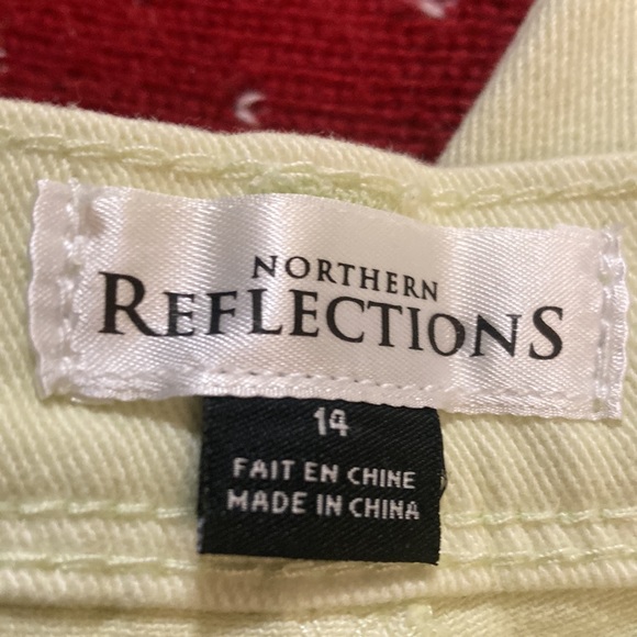 Northern reflections, yellow jeans - Picture 3 of 4